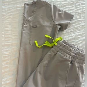 FIGS XS one pocket top and jogger set- slate gray (beige)